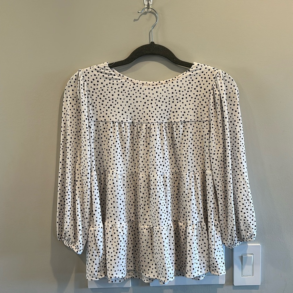 Size medium polkadot top.